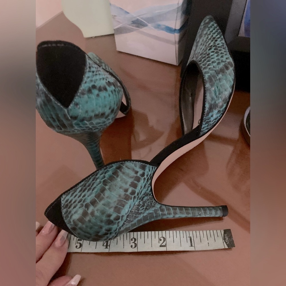 Gorgeous RARE Sam Edelman jade green and black leather pumps.